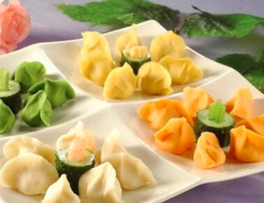 世界上面积最大的饺子拼图诞生于合肥，排满了至少7000多个饺子