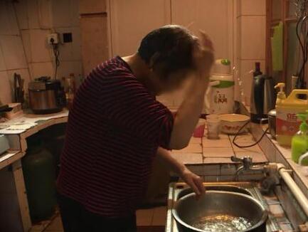 长沙一八旬老人离不开水！每隔七八分钟就得洗脸洗头